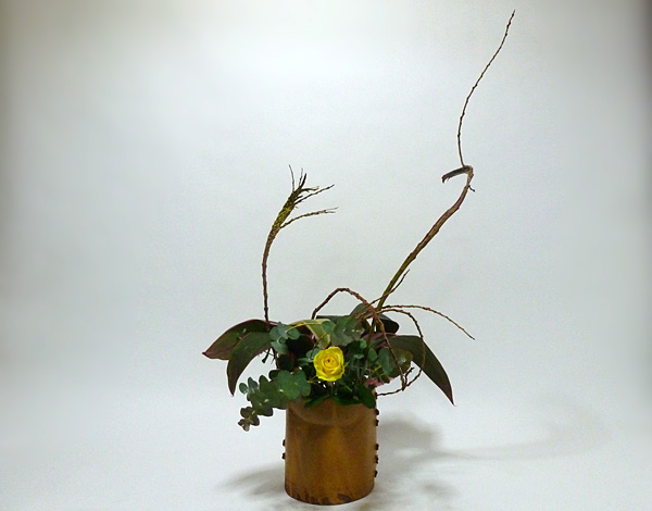 2014年12月8日月曜日、福島県郡山市・菅野草苑（かんのそうえん）教室で学ぶ根本流苑（和良）さんの作品